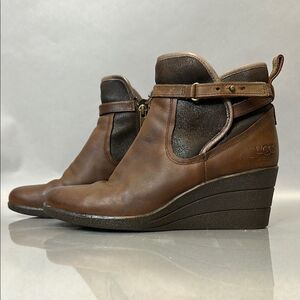 UGG Waterproof Leather Wedge Boots | Size 8.5 🌿 1614